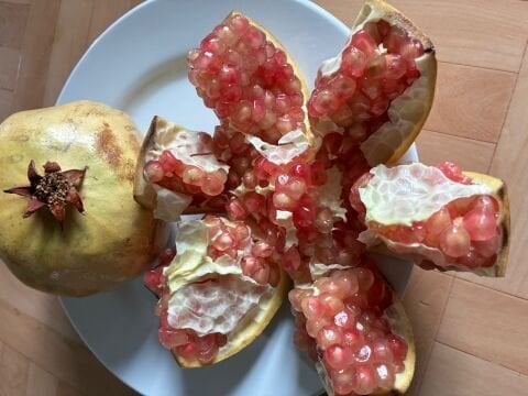 Yeni Hasat Sofralık Mükemmel Yemesi Olan Taze Keben Narı Yeni Hasat (2 Kg)